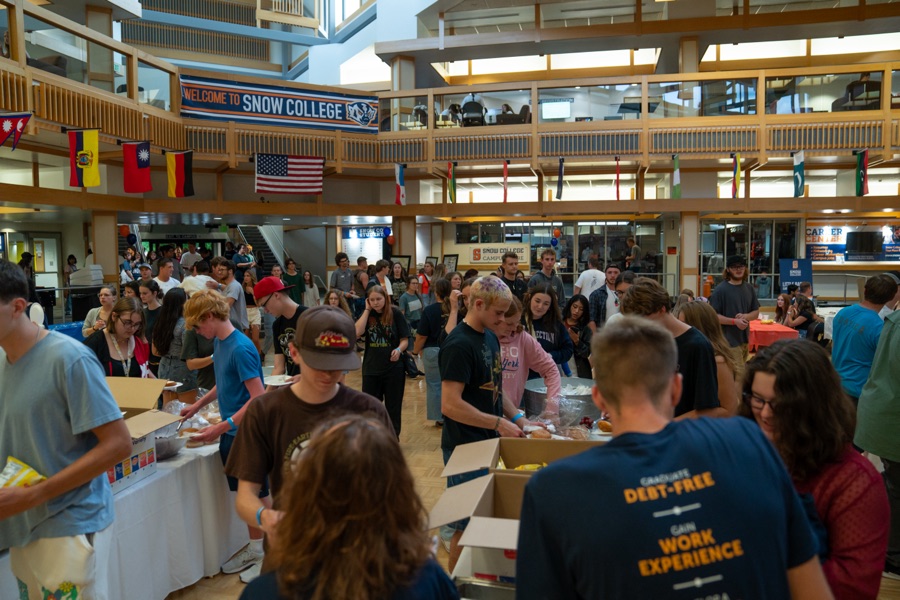 Freshman students eat in the Greenwood Student Center